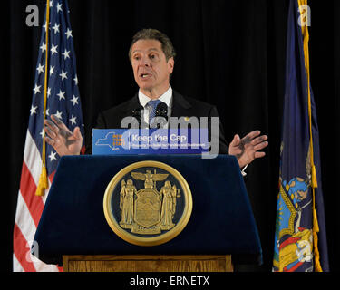 Ingelmunster, New York, USA. 3e juin 2015. Gouverneur de l'Etat de New York Andrew Cuomo parle à la conférence de presse à l'appui de l'extension de l'impôt foncier NY Pac. Lors de l'événement bi-partisan à la salle des Chevaliers de Colomb, plus d'une centaine d'habitants de la région et ont demandé instamment à l'extension de la taxe foncière le bouchon avant la session législative de l'état se termine le 17 juin. L'IMPÔT FONCIER NY Cap vient à échéance en juin 2016, mais il est juridiquement lié à Paris louer-control regulations à échéance ce mois-ci. En juin 2011 dans le comté de Nassau, le gouverneur a signé le premier cap d'impôt la loi. Credit : Ann E Parry/Alamy Live News Banque D'Images