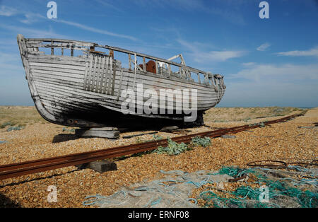 Bateau de pêche en bois abandonnée sur la plage de dormeur, Kent, England, UK Banque D'Images