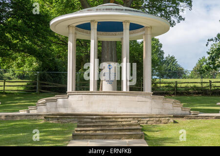 La Grande Charte à Runnymede, monument, construit par l'Association du Barreau américain pour commémorer le symbole de la liberté en vertu de la loi. Banque D'Images