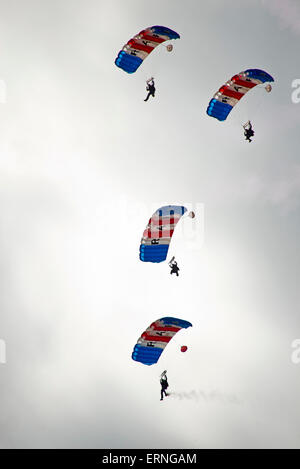 L'équipe de démonstration de parachutisme Falcons Raf Familles jour RAF Valley 2015 Anglesey au nord du Pays de Galles UK Banque D'Images