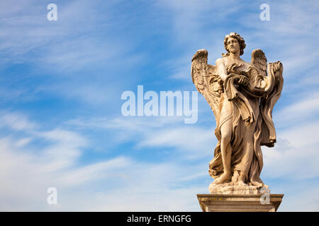 Bernini's angel le long du pont Saint Ange à Rome Banque D'Images