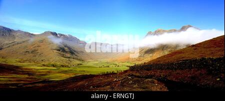 Les nuages bas et la vallée de Langdale Banque D'Images