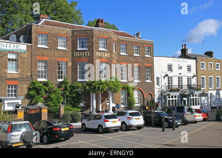 L'hôtel Mitre et mute swan, Hampton Court, East Molesey, Surrey, Angleterre, Grande-Bretagne, Royaume-Uni, UK, Europe Banque D'Images