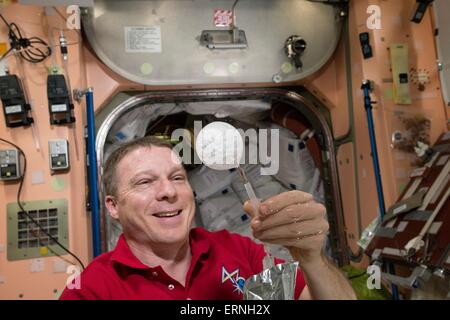 L'expédition 43 de la Station spatiale internationale commandant et l'astronaute de la NASA Terry Virts crée une sphère de bulles dans l'environnement de microgravité de la station en utilisant l'eau potable et un antiacide tablet 31 mai 2015 dans l'orbite de la Terre. Banque D'Images