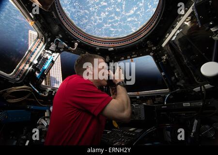 L'expédition 43 de la Station spatiale internationale commandant et l'astronaute de la NASA Terry Virts prend des photos de l'intérieur de la Coupole 31 mai 2015 module, dans l'orbite de la Terre. Banque D'Images