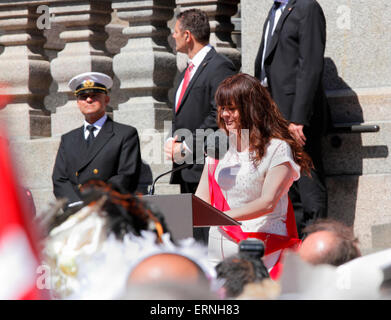 Copenhague, Danemark, 5 juin 2015. L'amendement de la Constitution danoise en 1915 a donné aux femmes le droit danois de voter et de se présenter aux élections. Cet important anniversaire est célébré à Copenhague sur le jour de la Constitution par le gouvernement, le Parlement et la distorsion en cours Festival à Copenhague. Une parade commémorative a lieu très similaire à celui d'origine en 1915, de nombreux participants sont dans la ville historique de vêtements. La présidente de la Société danoise pour la femme, Lisa Holmfjord, parle à son arrivée. Credit : Niels Quist/Alamy Live News Banque D'Images