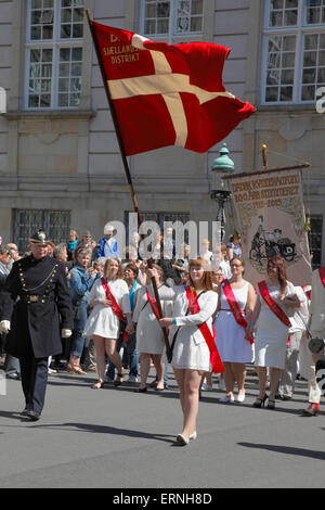 Copenhague, Danemark, 5 juin 2015. Le défilé commémoratif le jour de Constitution dans la célébration du 100e anniversaire de la modification constitutionnelle de 1915 qui ont donné aux femmes le droit de vote et d'éligibilité, arrive à l'arrivée dans la cour du Palais de Christiansborg. L'entrée est dirigée par les membres de Dansk Kvindesamfund (Société danoise pour la femme), d'un drapeau et ceintures rouges, suivie par les participants dans le quartier historique de vêtements début du xxe siècle, et des milliers d'autres conclusions qu'il est important de commémorer cet anniversaire. Credit : Niels Quist/Alamy Live News Banque D'Images