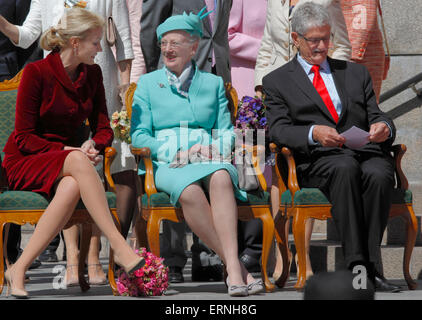 Copenhague, Danemark, 5 juin 2015. Helle Thorning-Schmidt, Premier Ministre, Sa Majesté la Reine Margrethe II de Danemark, et le président du Parlement, Mogens Lykketoft dans la cour du Palais de Christiansborg en attente de la parade commémorative en vêtements historiques dans la célébration du 100e anniversaire de la modification constitutionnelle en 1915 qui a donné aux femmes le droit danois de voter et de se présenter aux élections. Credit : Niels Quist/Alamy Live News Banque D'Images