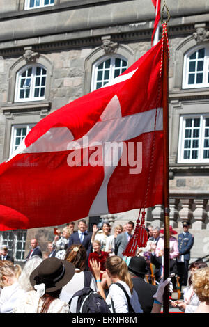 Copenhague, Danemark, 5 juin 2015. La famille royale et des représentants du gouvernement et du Parlement dans la cour de la Palais Christiansborg vu sous le drapeau danois dans la finale de la parade commémorative le jour de Constitution dans la célébration du 100e anniversaire de la constitution en 1915 amendements donnant à la femme le droit de vote et d'éligibilité. Message d'accueil mutuel et acclamer. De nombreux participants à la marche sont vêtus de vêtements 1915 historique. Credit : Niels Quist/Alamy Live News Banque D'Images