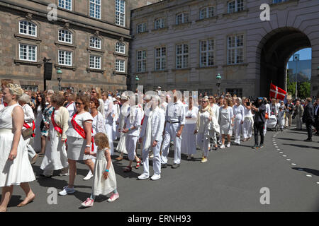 Copenhague, Danemark, 5 juin 2015. L'amendement de la Constitution danoise en 1915 a donné aux femmes le droit danois de voter et de se présenter aux élections. Cet important anniversaire est célébré à Copenhague sur le jour de la Constitution par le gouvernement, le Parlement et la distorsion en cours Festival à Copenhague. Une parade commémorative a lieu très similaire à celui d'origine en 1915, de nombreux participants sont dans la ville historique de vêtements. C'est à l'arrivée de la parade dans la cour du Palais de Christiansborg avant le discours officiel. Credit : Niels Quist/Alamy Live News Banque D'Images