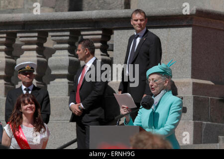 Copenhague, Danemark, 5 juin 2015. S.m. la Reine Margrethe II de Danemark parle dans la cour du Palais de Christiansborg à l'arrivée de la parade commémorative en l'honneur du 100e anniversaire de la constitution qui a donné aux femmes le droit danois de voter et de se présenter aux élections. Le défilé historique a montré des vêtements qui auraient été portés dans la parade d'origine en 1915. Credit : Niels Quist/Alamy Live News Banque D'Images