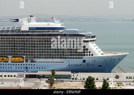 Mme Hymne National de la mer exploité par Royal Caribbean International amarré à Lisbonne Banque D'Images