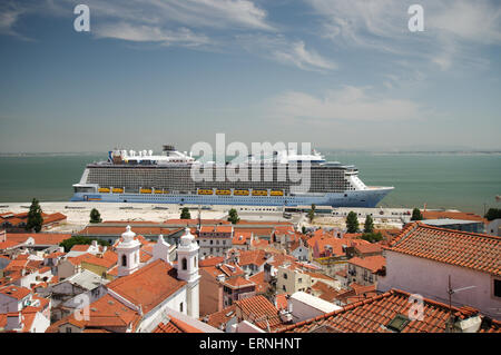 Mme Hymne National de la mer exploité par Royal Caribbean International amarré à Lisbonne Banque D'Images