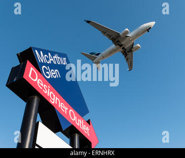 Un avion de Westjet Airlines Boeing 737 monte au-dessus du centre commercial McArthurGlen Designer Outlet à l'Aéroport International de Vancouver. Banque D'Images