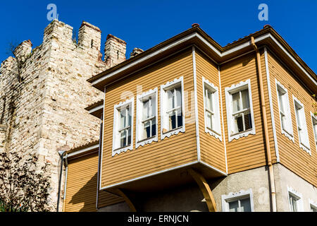 Maisons anciennes dans castefrom Istanbul en Turquie Banque D'Images