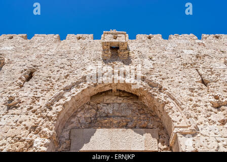 Partie supérieure de porte de Sion, l'une des sept portes de la vieille ville de Jérusalem. Il y a beaucoup de balles qui sont clairement visibles Banque D'Images