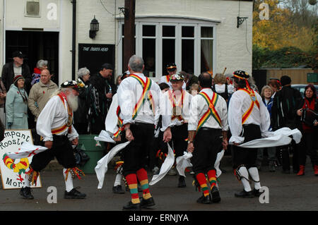 Danseurs Morris à Surrey, Angleterre Banque D'Images