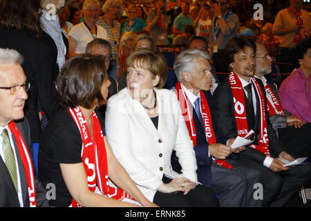 Stuttgart, Allemagne. Le 05 juin, 2015. Angela Merkel (centre ) dans son siège d'avance sur le groupe de discussion qu'elle va participer. La chancelière allemande, Angela Merkel, a pris part à une réunion-débat sur le développement numérique de la société et son avenir lors du 35e Congrès de l'Eglise protestante allemande. Crédit : Michael Debets/Pacific Press/Alamy Live News Banque D'Images