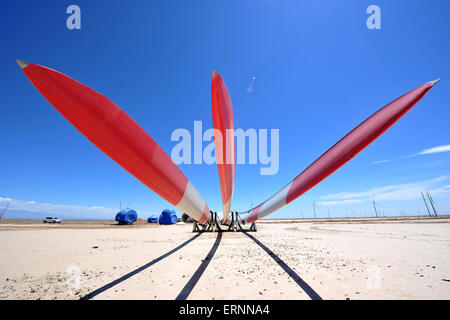 Hami. 5 juin, 2015. Les aubes de turbine de vent doivent être installés à la base de l'énergie éolienne de Hami dans le nord-ouest de la Chine, la Région autonome du Xinjiang Uygur, le 5 juin 2015. Riche en ressources énergétiques renouvelables, Hami est l'une des principales bases de l'énergie éolienne. Crédit : Li Hua/Xinhua/Alamy Live News Banque D'Images