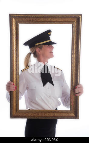 Châssis et portrait d'une femme en uniforme de pilote de ligne Banque D'Images
