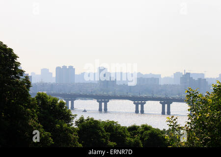 Vue sur parc à Kiev du pont Banque D'Images