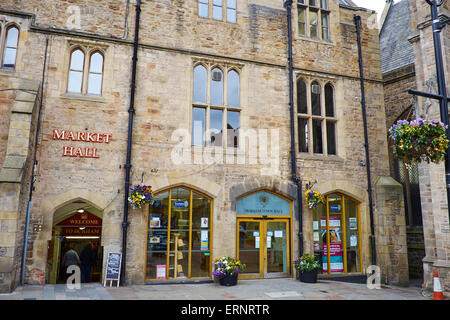 Hôtel de ville et l'entrée au Marché Couvert, Place du marché britannique de Durham Banque D'Images