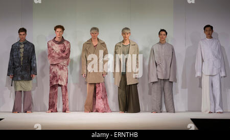 30/05/2015. Londres, Royaume-Uni. Modèles sur la piste au cours de l'Université des Arts à Bournemouth fashion show Fashion Week 2015 études supérieures portant des vêtements pour homme de la collection de l'étudiante diplômée Valinda Raj. Graduate Fashion Week a lieu du 30 mai au 2 juin 2015 au Old Truman Brewery, Brick Lane. Banque D'Images