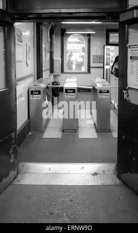 Chicago, IL, 14-Dec-1996 : tourniquets à l'entrée de la station de train El Fullerton. Banque D'Images