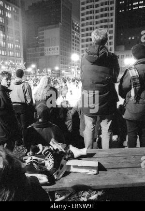 Chicago, IL, 14-Dec-1996 : les gens apprécient l'heure de fermeture de la patinoire sur Michigan Avenue. Banque D'Images