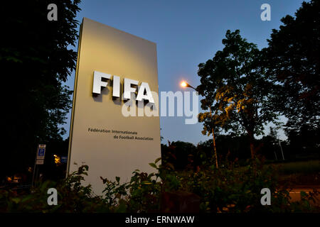 Panneau d'entrée au siège de la FIFA à Zurich, pris dans la nuit, Sepp Blatter a annoncé sa démission en tant que président de la FIFA. Banque D'Images