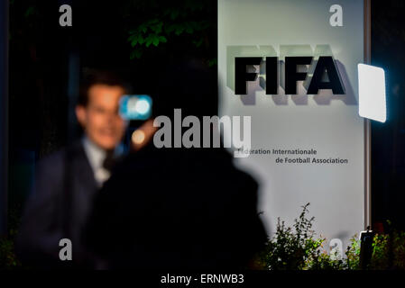 Une équipe de télévision est signalé à partir de l'entrée du siège de la FIFA à Zurich, en Suisse, dans la nuit, Sepp Blatter a annoncé sa démission en tant que président de la FIFA. Banque D'Images