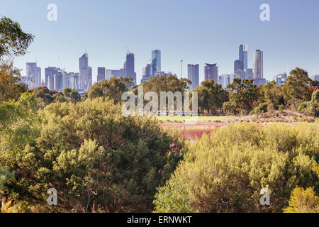 Voir l'horizon de la ville de Melbourne de Westgate Park, Port Melbourne, Melbourne, Victoria, Australie Banque D'Images