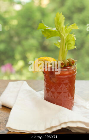 Bloody Mary cocktail vodka faite à la maison assis sur le comptoir par fenêtre Banque D'Images