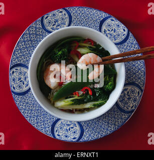 Les sautés de crevettes (crevettes) avec riz nouilles sur plaque décorative avec des baguettes chinoises Banque D'Images