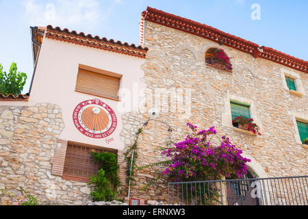 Calafell, Espagne - 13 août 2014 : tour traditionnel cadran solaire peint sur le mur de la vieille maison de vie dans petite ville espagnole Banque D'Images