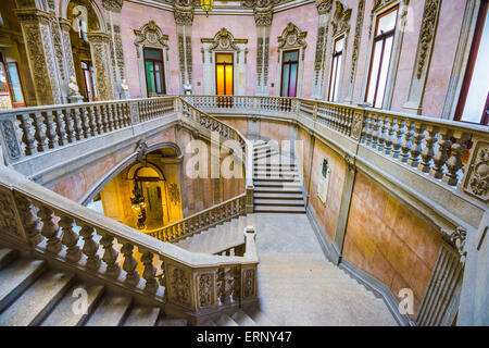 Escaliers dans le Palais de la Bourse (Palais de la Bourse) de Porto, au Portugal. Banque D'Images