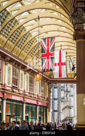 Union Jack et croix de St George en Leadenhall Market, marché couvert historique, City of London, EC3 dans le financial district Banque D'Images