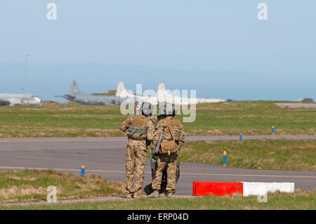 L'équipage de l'USAF sur hélicoptères Pavehawk exercice à RAF Lossiemouth prendre le temps d'un entre les opérations selfies. 9857 SCO. Banque D'Images