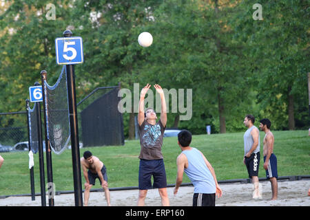 Groupe d'adolescents jouant au jeu de volley-ball de plage park Banque D'Images