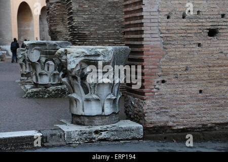 L'Italie. Rome. Le Colisée (Coliseum) ou Flavian Amphitheater. À l'intérieur. Banque D'Images