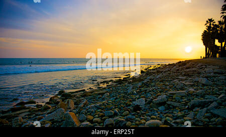 Couchers de soleil sur les rochers au bord de la Californie du sud. Banque D'Images