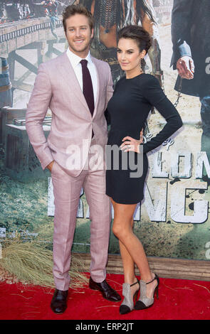 Armie Hammer et Elizabeth Chambers lors de la première mondiale de "The Lone Ranger" tiendra à Disney California Adventure Park. Banque D'Images