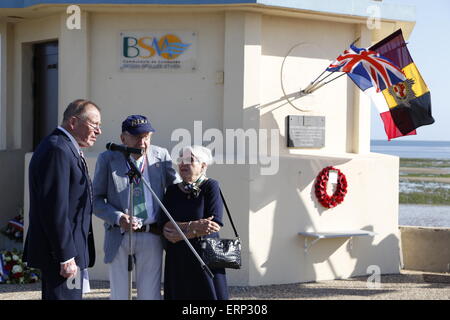 Normandie, France. 06 Juin, 2015. D-Day 71ème anniversaire. Une cérémonie à retenir les forces britanniques débarquant sur Gold Beach à Ver-Sur-Mer. Les plages à cet endroit étaient un objectif clé de la Dragoon Guards et East Yorkshire régiments. Sont présents les représentants des villages locaux, y compris le maire, propriétaire du musée et un ancien commandant de l'Dragoon Guards. Credit : Wayne Farrell/Alamy Live News Banque D'Images