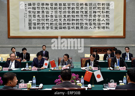 Beijing, Chine. 6 juin, 2015. Japanese Vice-premier ministre et ministre des Finances, Taro Aso (C) co-préside le cinquième dialogue sino-japonais de finances à Beijing, capitale de Chine, le 6 juin 2015. Le dialogue s'est tenue à Beijing le samedi après environ deux ans de retard en raison d'empoisonner les relations. © Li Xin/Xinhua/Alamy Live News Banque D'Images