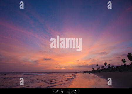 Plage pastel coloré coucher de soleil sur les vagues de l'océan Pacifique en Californie. Banque D'Images