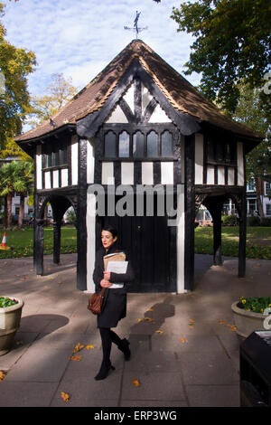 Une femme marche dans Soho Square à Soho Londres Banque D'Images