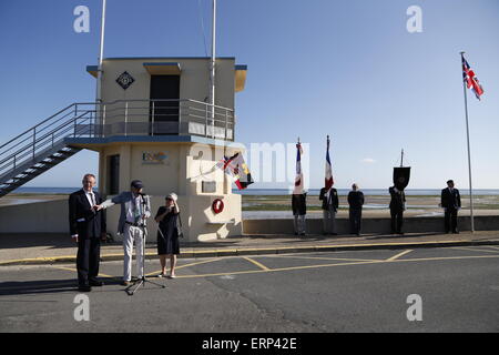 Normandie, France. 06 Juin, 2015. D-Day 71ème anniversaire. Une cérémonie à retenir les forces britanniques débarquant sur Gold Beach à Ver-Sur-Mer. Les plages à cet endroit étaient un objectif clé de la Dragoon Guards et East Yorkshire régiments. Sont présents les représentants des villages locaux, y compris le maire, propriétaire du musée et un ancien commandant de l'Dragoon Guards. Credit : Wayne Farrell/Alamy Live News Banque D'Images