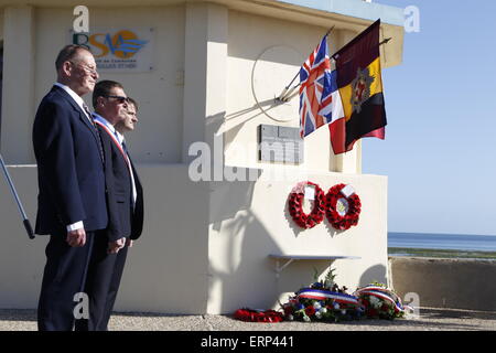 Normandie, France. 06 Juin, 2015. D-Day 71ème anniversaire. Une cérémonie à retenir les forces britanniques débarquant sur Gold Beach à Ver-Sur-Mer. Les plages à cet endroit étaient un objectif clé de la Dragoon Guards et East Yorkshire régiments. Sont présents les représentants des villages locaux, y compris le maire, propriétaire du musée et un ancien commandant de l'Dragoon Guards. Credit : Wayne Farrell/Alamy Live News Banque D'Images