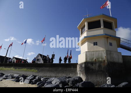 Normandie, France. 06 Juin, 2015. D-Day 71ème anniversaire. Une cérémonie à retenir les forces britanniques débarquant sur Gold Beach à Ver-Sur-Mer. Les plages à cet endroit étaient un objectif clé de la Dragoon Guards et East Yorkshire régiments. Sont présents les représentants des villages locaux, y compris le maire, propriétaire du musée et un ancien commandant de l'Dragoon Guards. Credit : Wayne Farrell/Alamy Live News Banque D'Images