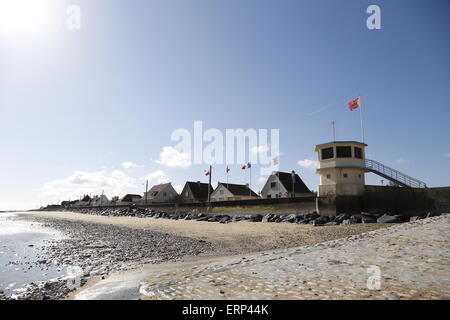 Normandie, France. 06 Juin, 2015. D-Day 71ème anniversaire. Une cérémonie à retenir les forces britanniques débarquant sur Gold Beach à Ver-Sur-Mer. Les plages à cet endroit étaient un objectif clé de la Dragoon Guards et East Yorkshire régiments. Sont présents les représentants des villages locaux, y compris le maire, propriétaire du musée et un ancien commandant de l'Dragoon Guards. Credit : Wayne Farrell/Alamy Live News Banque D'Images